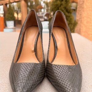 Elegant Olive Green Textured Women's Pumps